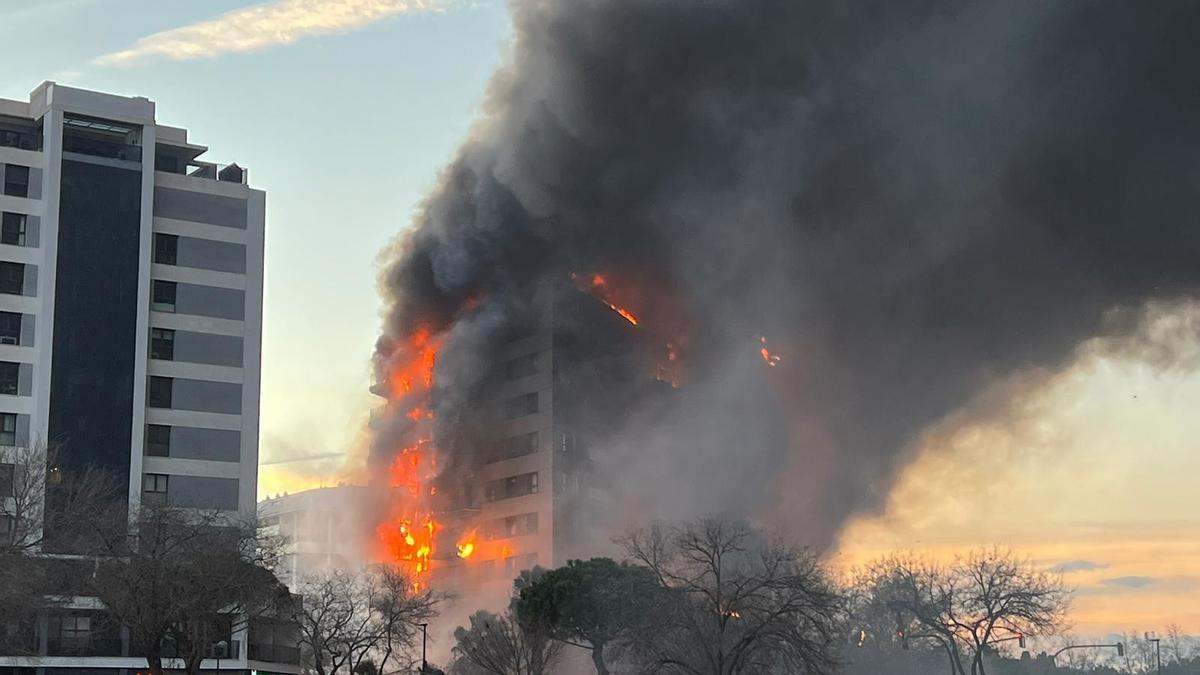 GALERIA | Un incendi devora dos edificis a València