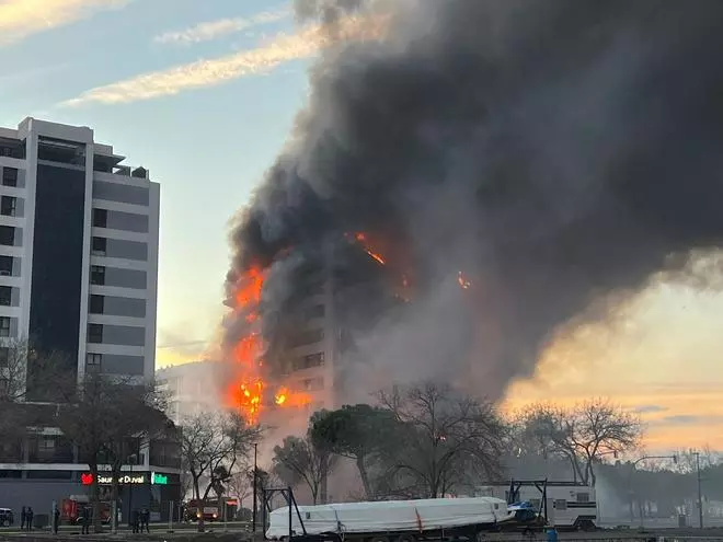 Un incendi devora dos edificis a València