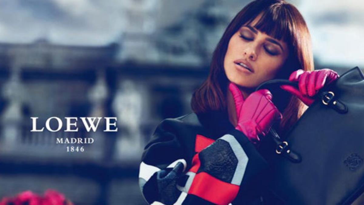 Penélope Cruz posa con un bolso de Loewe.