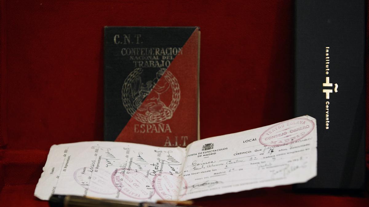 La cartilla de la CNT de Fernán-Gómez y su pluma, en la Caja de las Letras.