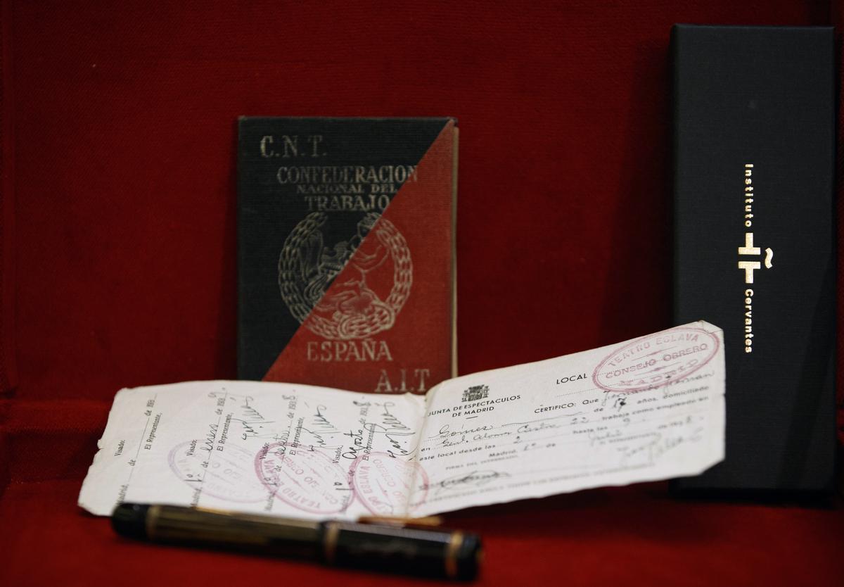La cartilla de la CNT de Fernán-Gómez y su pluma, en la Caja de las Letras.