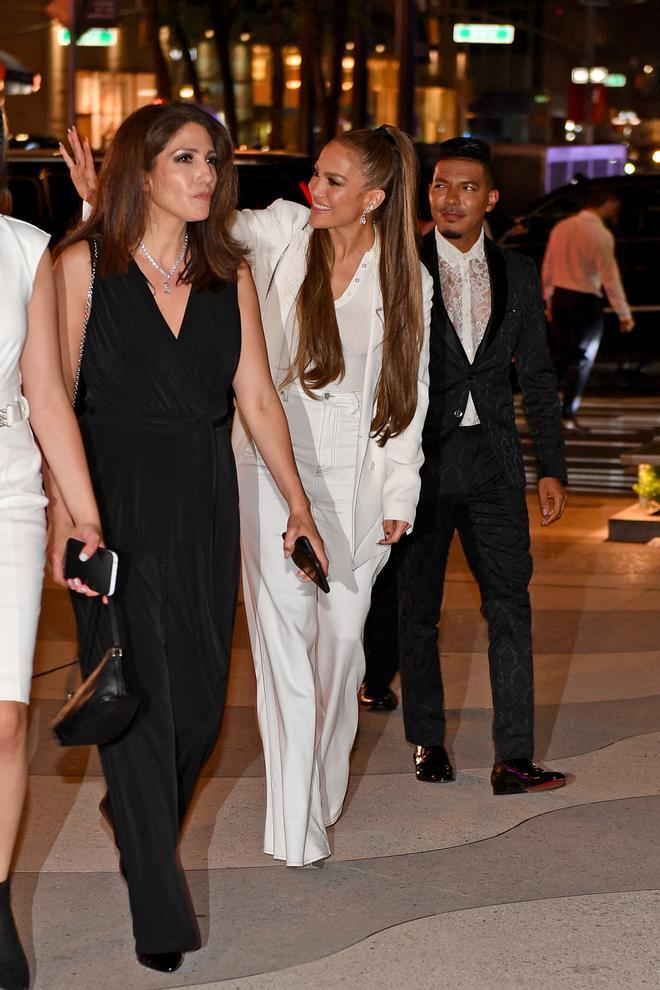 Jennifer López con un traje blanco en el festival Tribeca