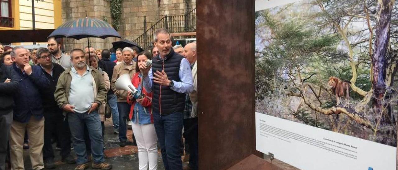 Cristóbal Serrano, ayer, en la plaza del Ayuntamiento, explica cómo tomó la imagen ganadora en la categoría de mundo animal.
