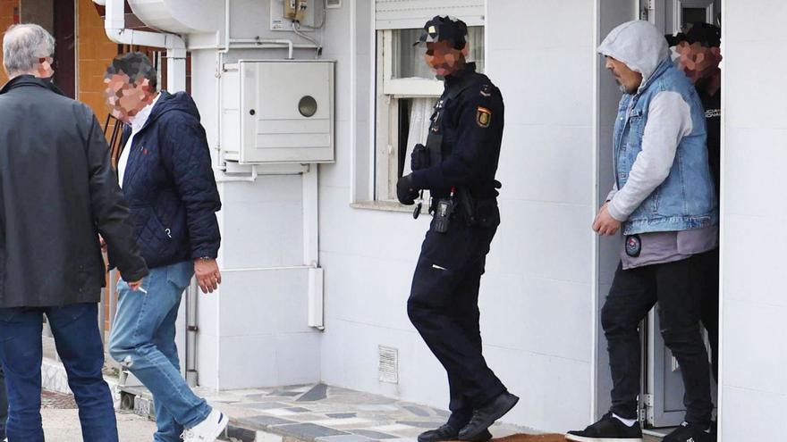 El detenido, a la derecha, saliendo de su casa escoltado por agentes, tras el registro de ayer.