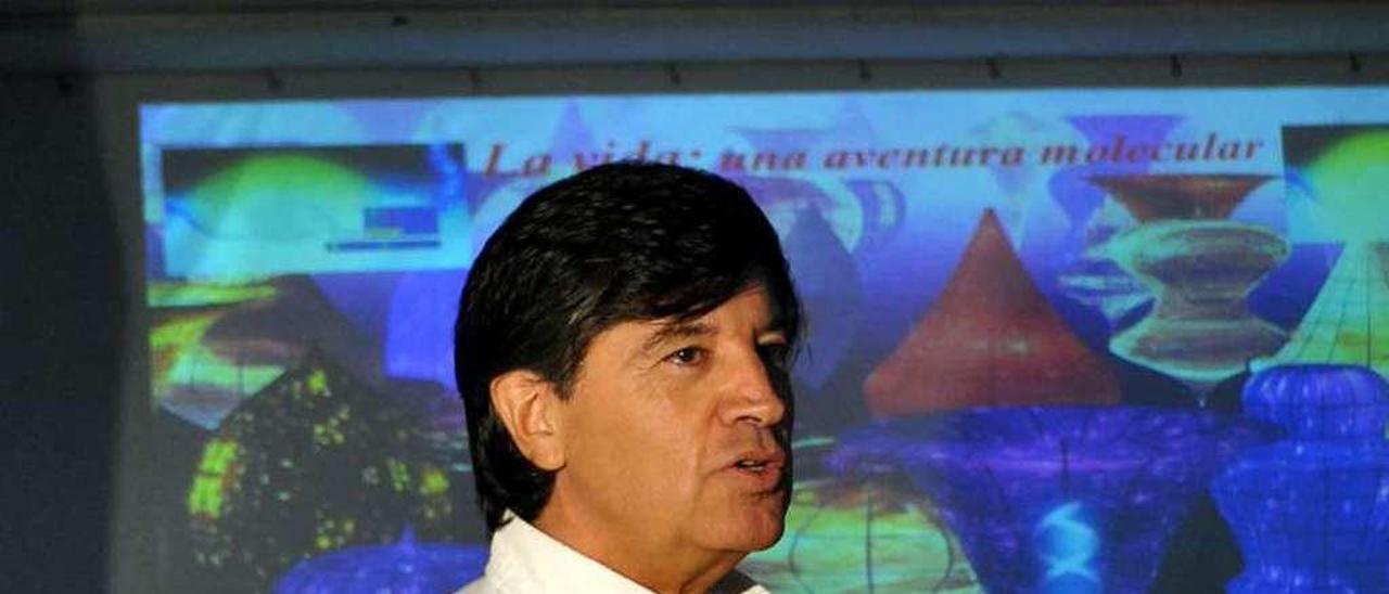 Carlos López Otín, durante una conferencia en 2015.