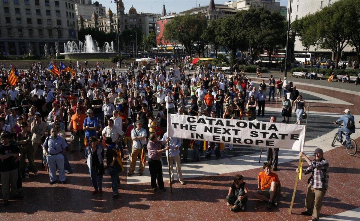 La Plataforma pel Dret a Decidir pide el ’no’ al Estatut en una manifestación en la plaza de Catalunya de Barcelona, el 27 de mayo del 2006.