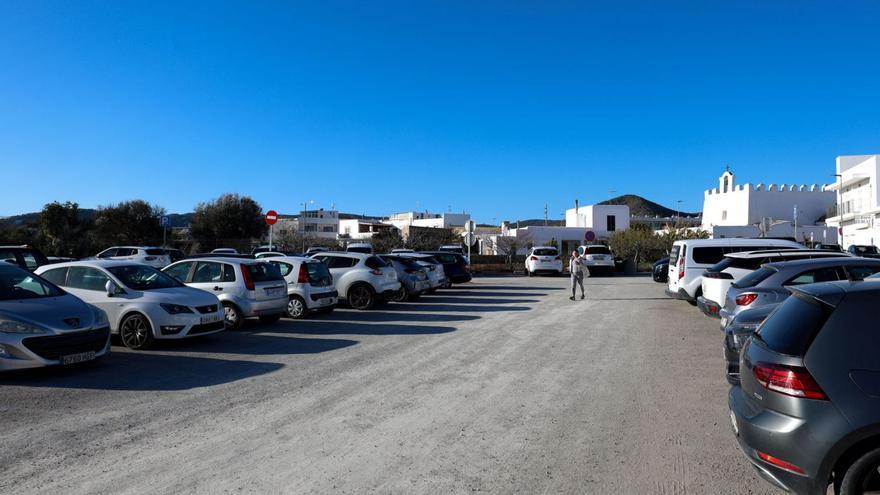 El estacionamiento de tierra, completamente lleno este fin de semana. |