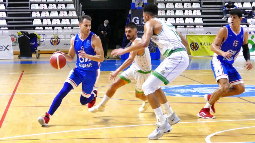 El base lucentino Llompart conduce en el duelo de la jornada anterior ante el Tau Castelló ante la mirada de Jorge Bilbao.