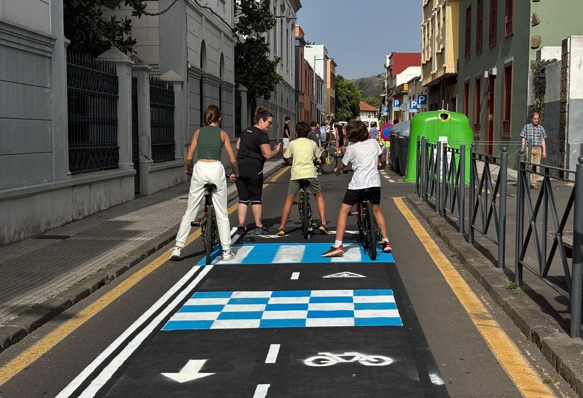 Jóvenes en las actividades de la Semana Europea de la Movilidad en La Laguna, Tenerife