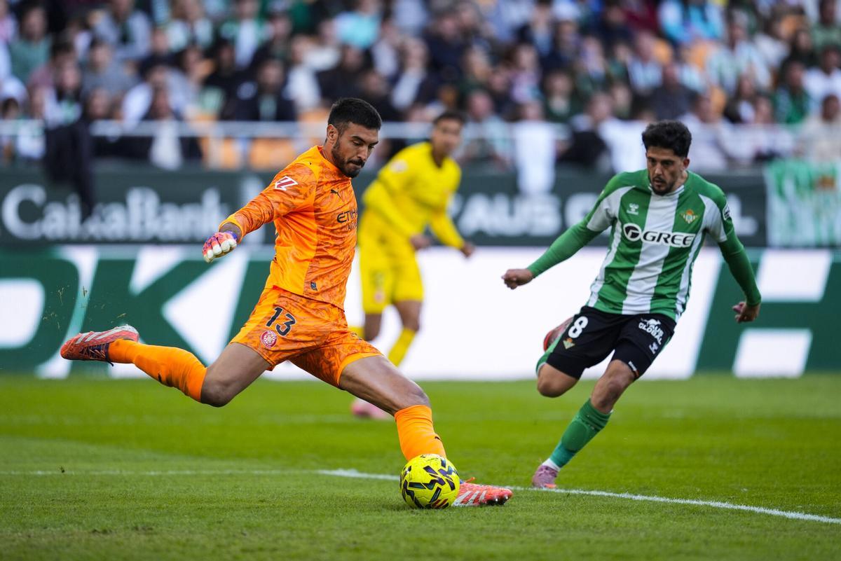 Paulo Gazzaniga of Girona FC in action during the Spanish league, LaLiga EA Sports, football match played between Real Betis and Girona FC at La Cartuja stadium on November 23, 2025, in Sevilla, Spain. AFP7 23/11/2025 ONLY FOR USE IN SPAIN. Joaquin Corchero / AFP7 / Europa Press;2025;SPORT;ZSPORT;SOCCER;ZSOCCER;Real Betis v Girona FC - LaLiga EA Sports;