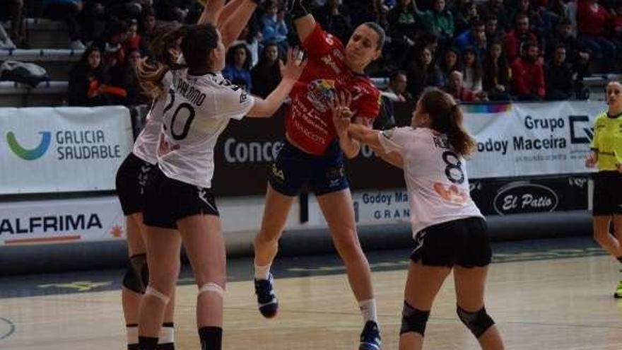 Sarai Samartín intenta superar a la defensa del Alcobendas.