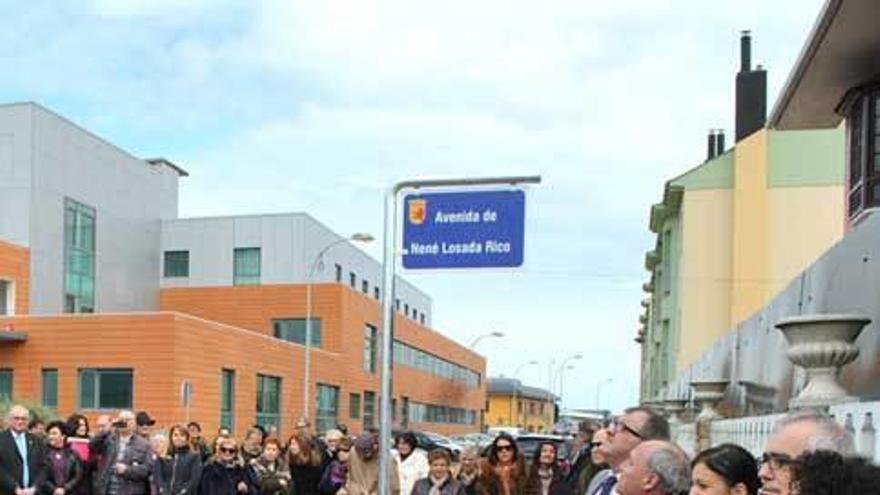 Los asistentes observan el nuevo cartel indicador de la calle.