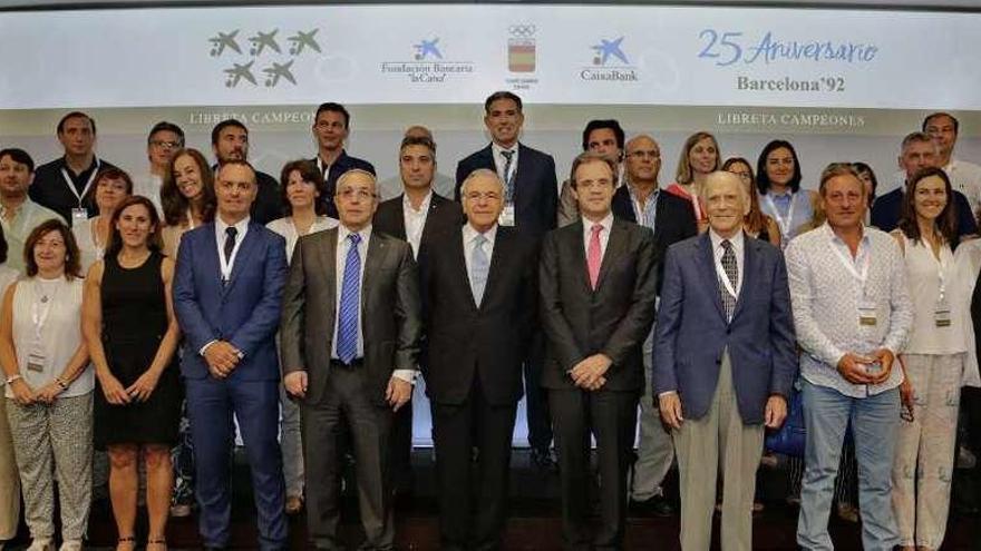 Isidro Fainé, en el centro, con medallistas olímpicos.