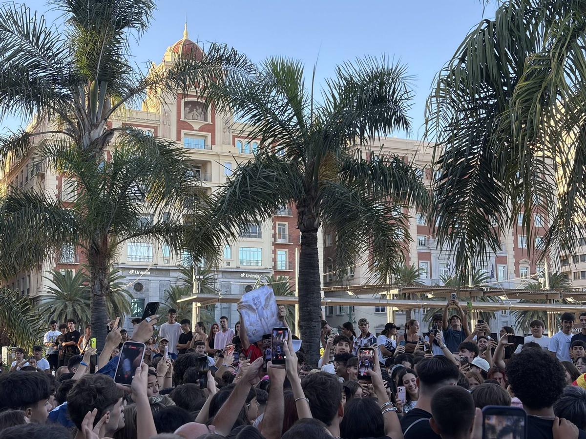 Batalla de 'farmear aura' en la Plaza de la Marina
