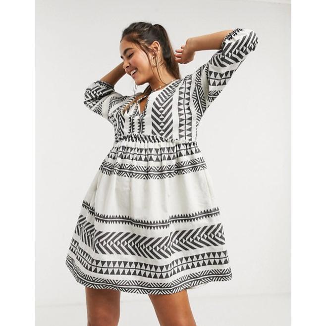 Vestido corto con estampado étnico en blanco y negro, de Accessorize