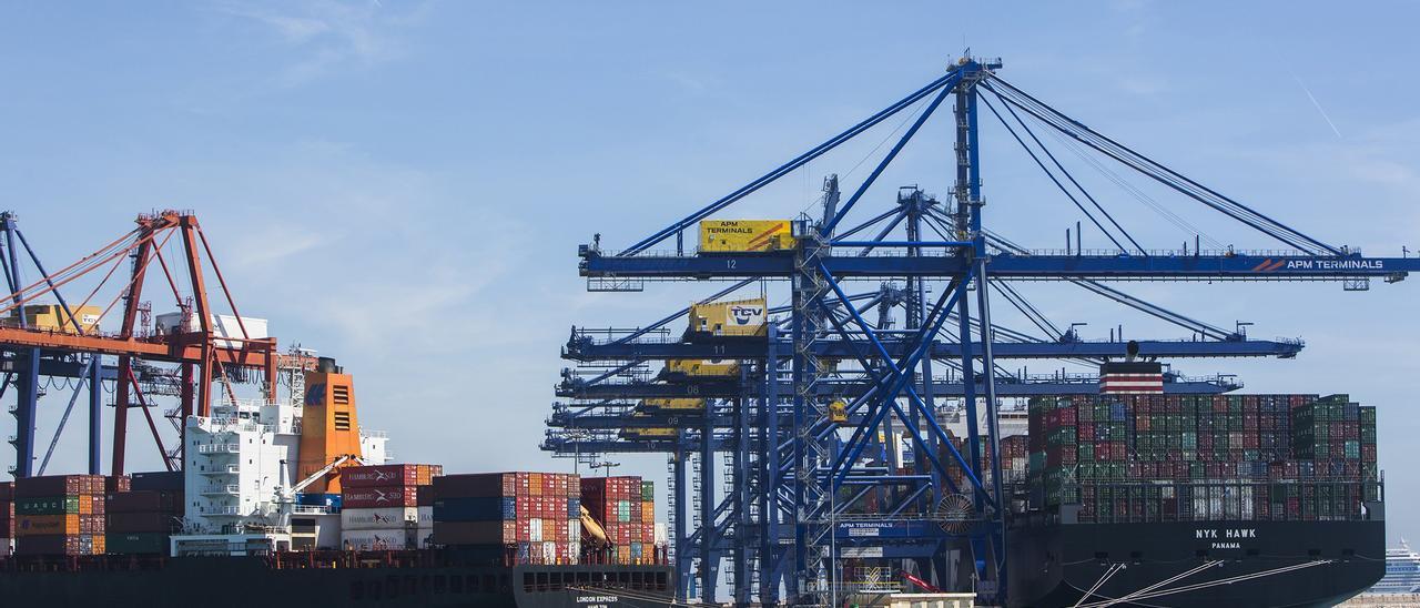 Un buque lleno de contenedores en el puerto de València, en una imagen de archivo.