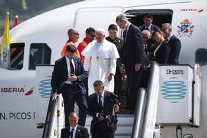 El Papa vuelve a bajar del avión por un problema técnico en Tenerife