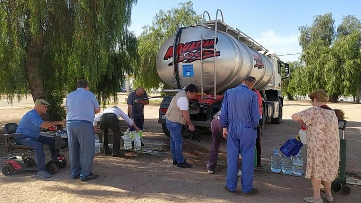 Vecinos del norte de la provincia recibiendo el agua potable con camiones cisterna.