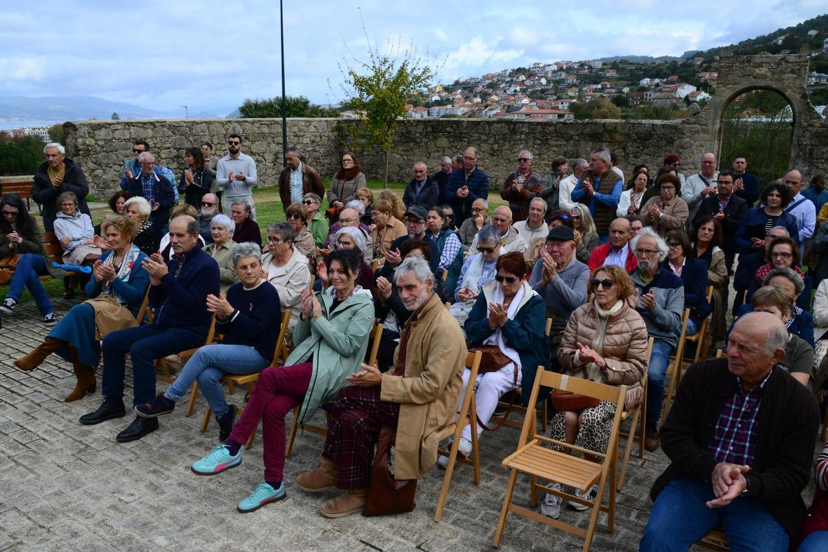 Parte do público que asistiu este domingo á homenaxe laica organizada polo Concello de Bueu nos xardíns do antigo cemiterio.