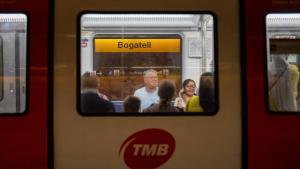 Un tren en la parada de Bogatell, en la Línea 4 del metro, en Barcelona.