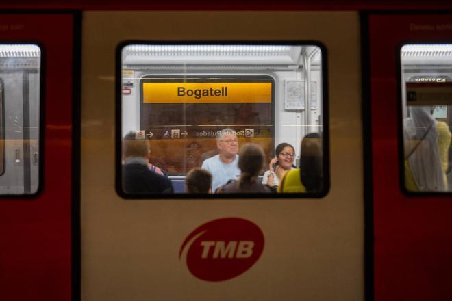 Barcelona ultima el pago directo con tarjeta de crédito para su red de metro, tren y bus durante el 2027