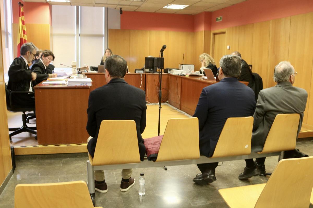 En los juzgados de Sabadell, el exalcalde de Sabadell, Manuel Bustos, el entonces director del área de Urbanismo del Ayuntamiento, Manuel Somoza, y el entonces intendente de la Policía Local Josep Miquel Duran