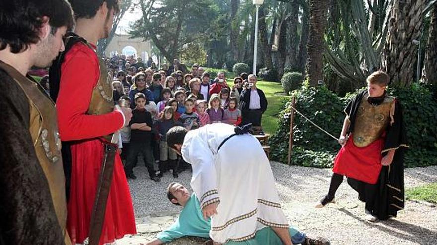 Un instante de la representación de la matanza de los Inocentes, escenificada ayer en las instalaciones del Hort del Xocolater de Elche