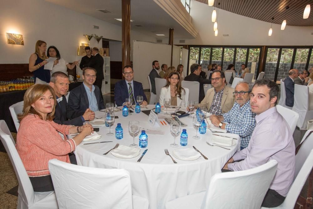 De izquierda a derecha, Esther Algarra (secretaria general de la UA); Juan Llopis (Relaciones Institucionales de la UA); Juan Luis Nicolau (Económicas de la UA);  Juan Fco. Mesa (Filosofía y Letras de la UA); Maria Paz Such (Investigaciones Turístiscas de la UA); Antonio Martínez (Investigaciones Turísticas de la UA); Tomás Mazón (Investigaciones Turísticas de la UA) y Mario Villar (UA).