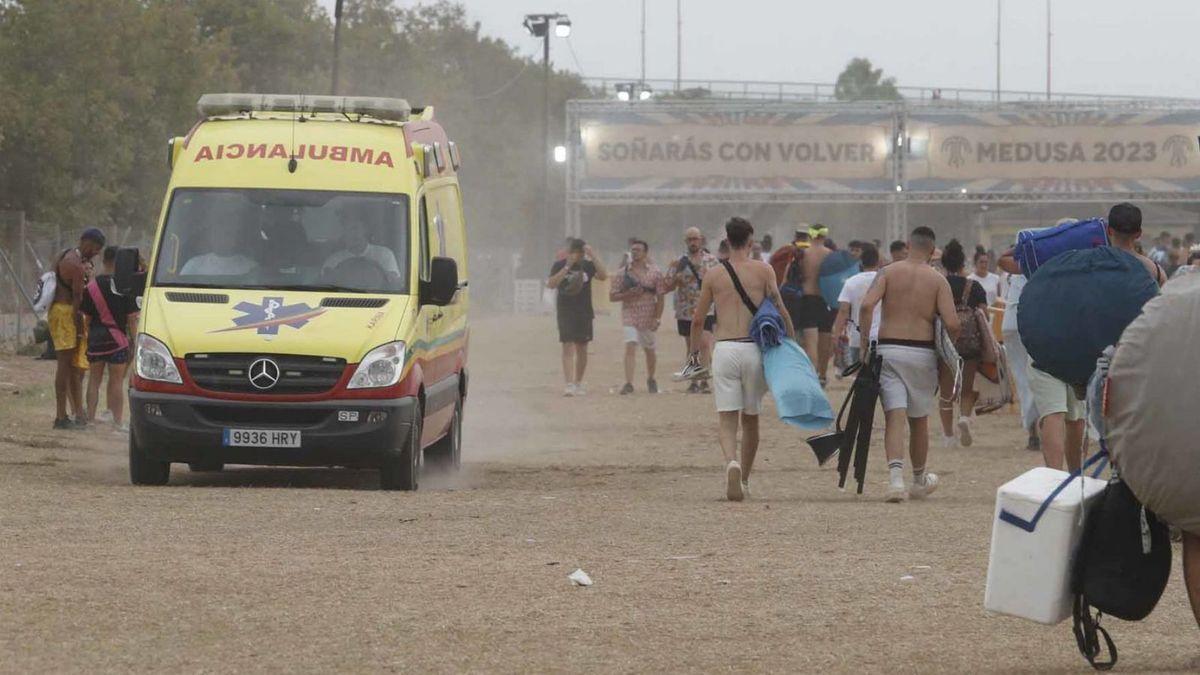 Los asistentes al festival abandonan el recinto a la mañana siguiente de la tragedia.