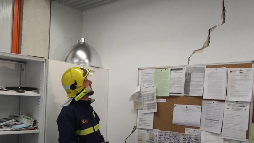 Una grieta en la pared de un instituto por los terremotos de 2011.