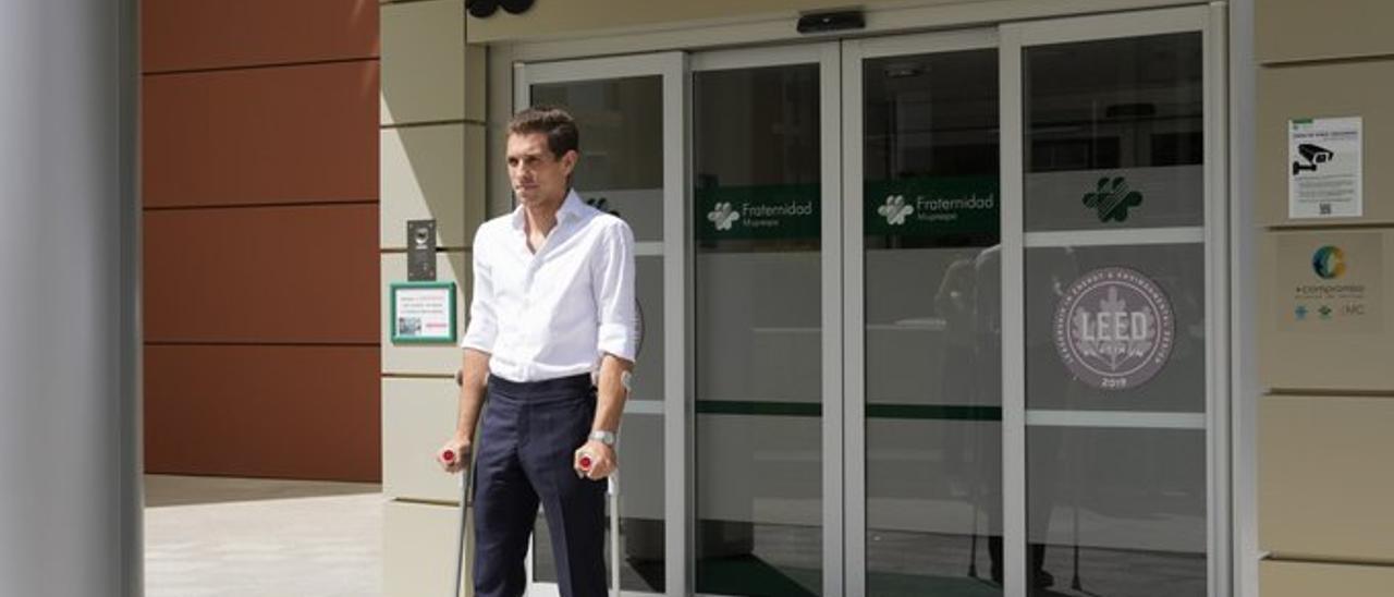 Ginés Marín saliendo del Hospital Fraternidad esta mañana.