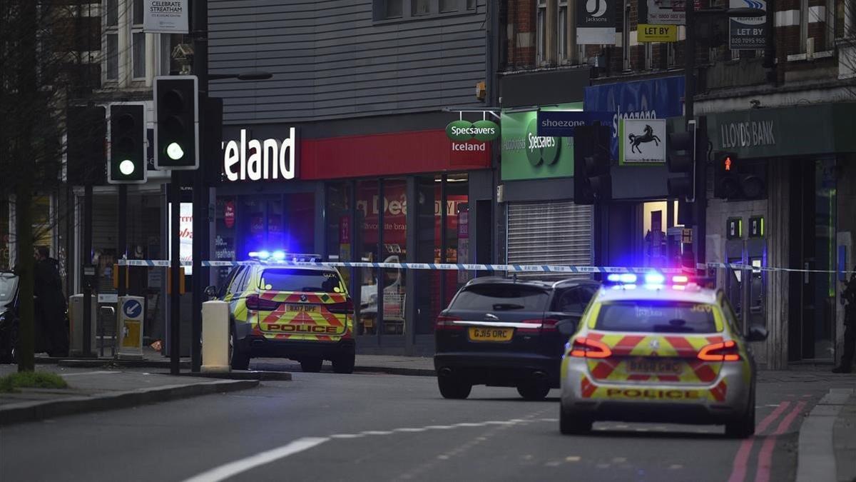 Patrullas policiales acordonan el lugar del atentado en el barrio londinense de Streatham.