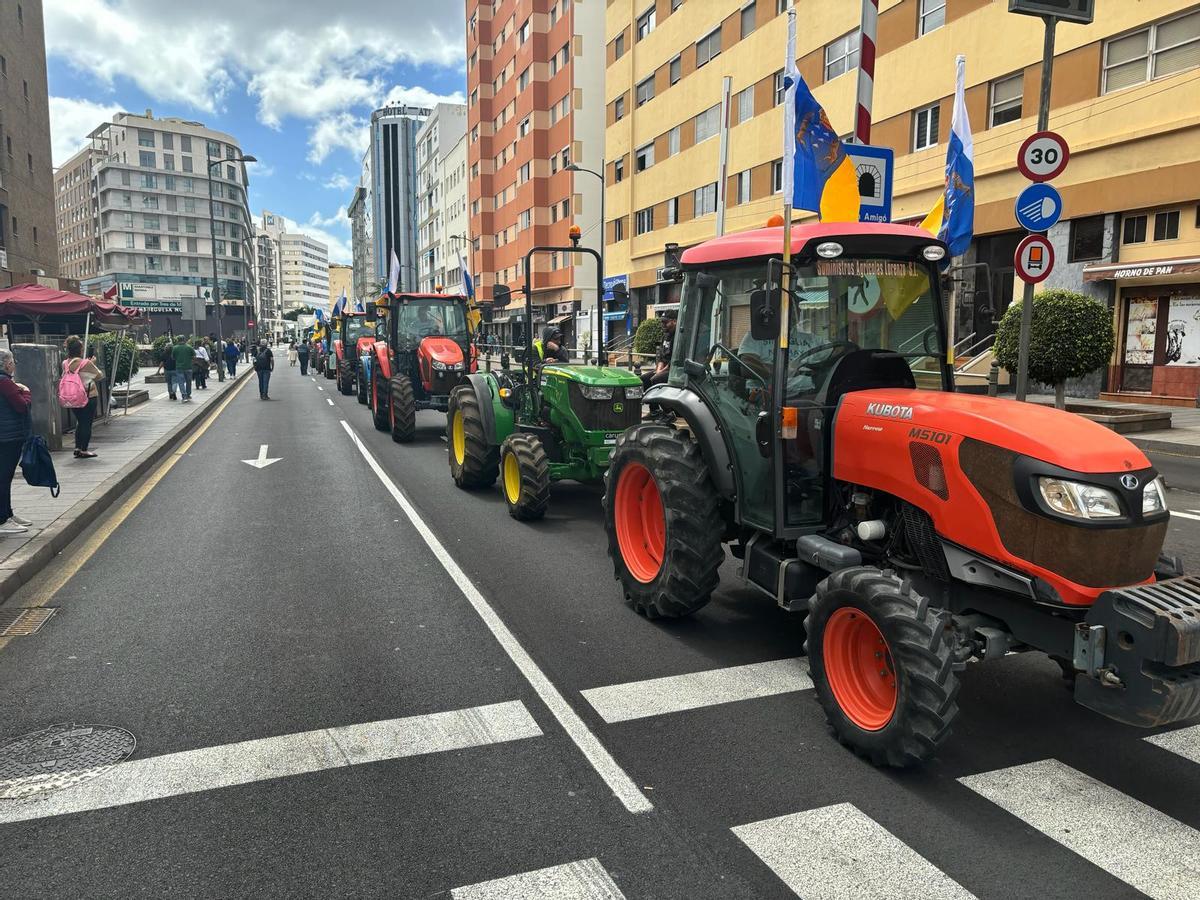 Cola de tractores y camiones en la calle de La Salle de Santa Cruz de Tenerife.
