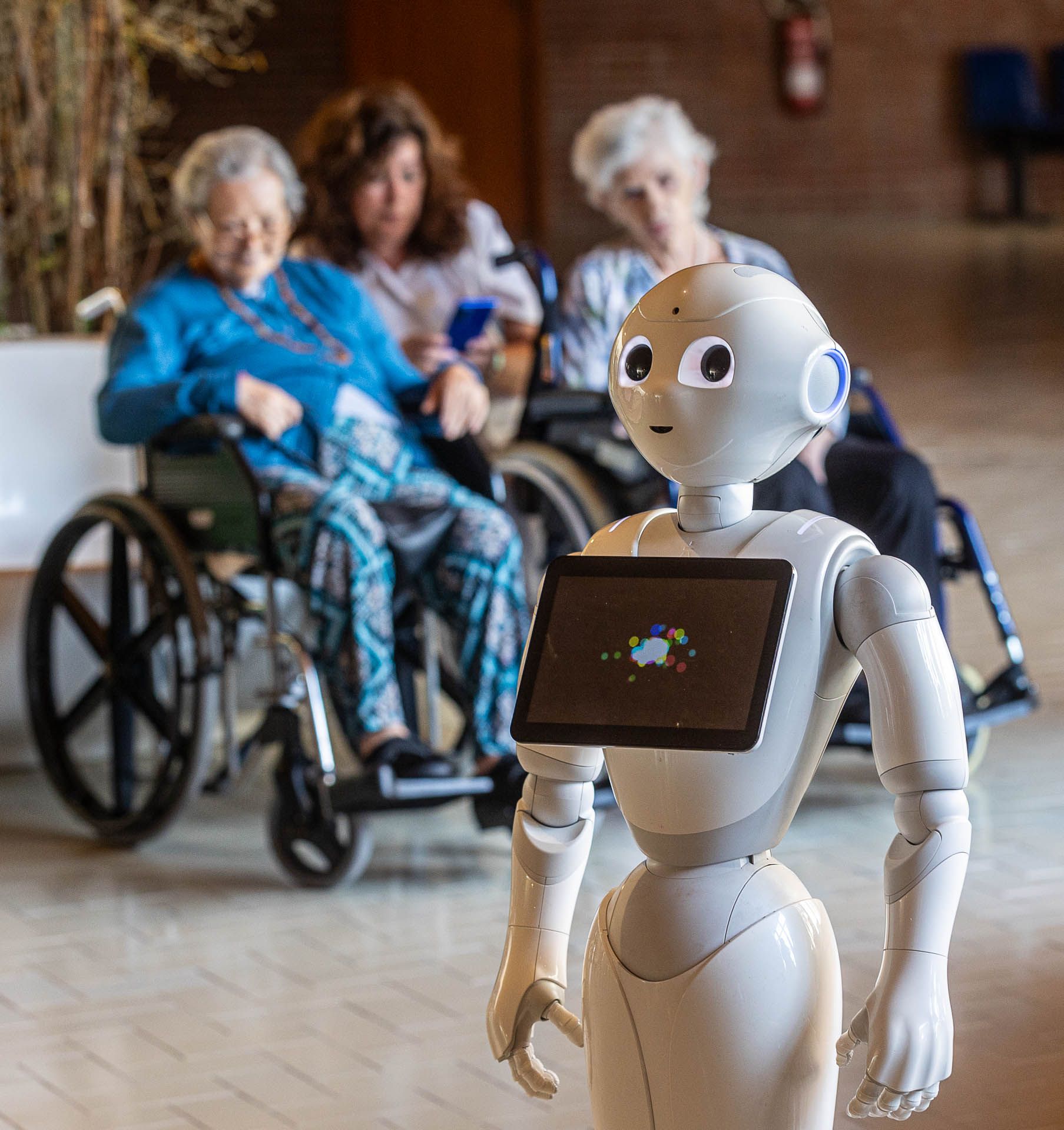 Un humanoide y un perro robot en el Hogar Provincial de Alicante