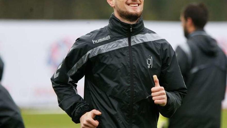 Borja Valle, durante un entrenamiento con el Oviedo.