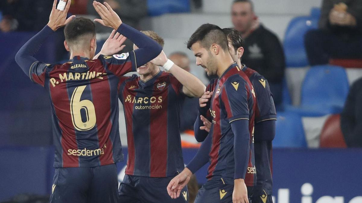 Los futbolistas del Levante UD celebran un gol en el Ciutat de València.