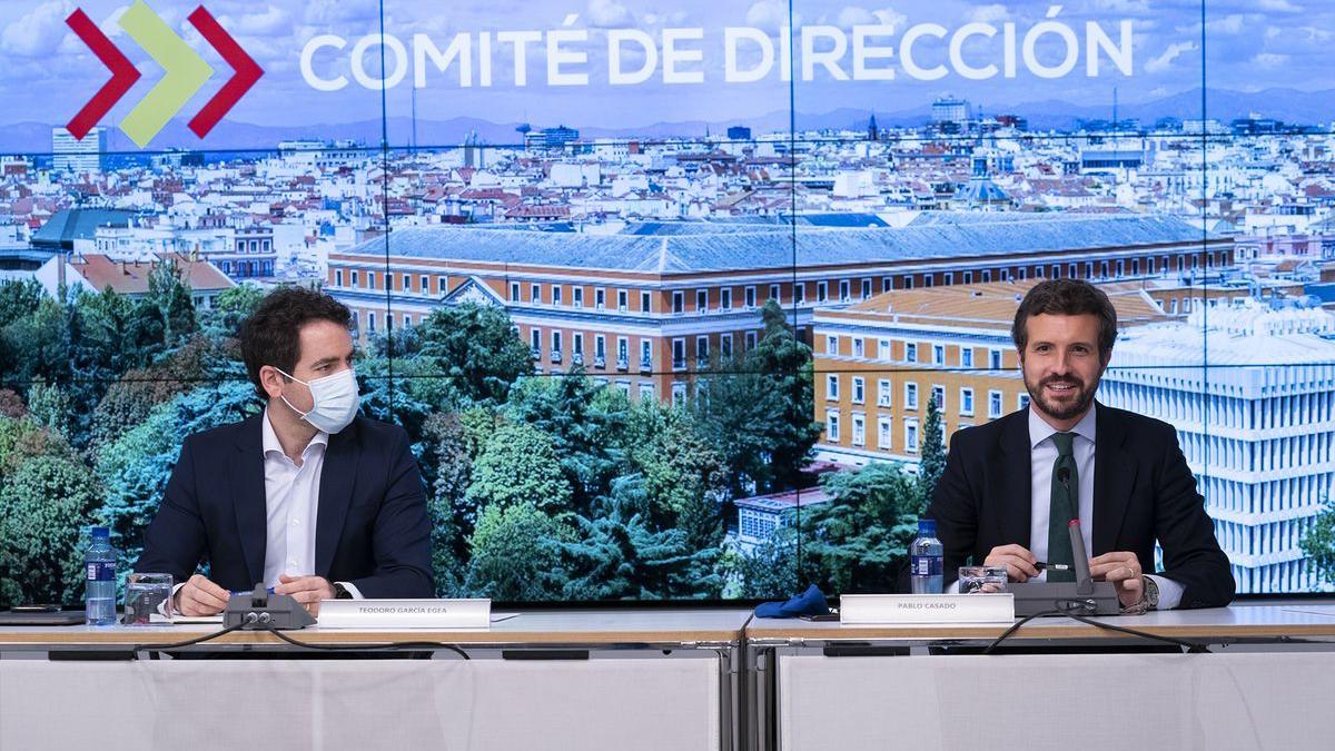 Teodoro García Egea i Pablo Casado en una reunió de la direcció del PP