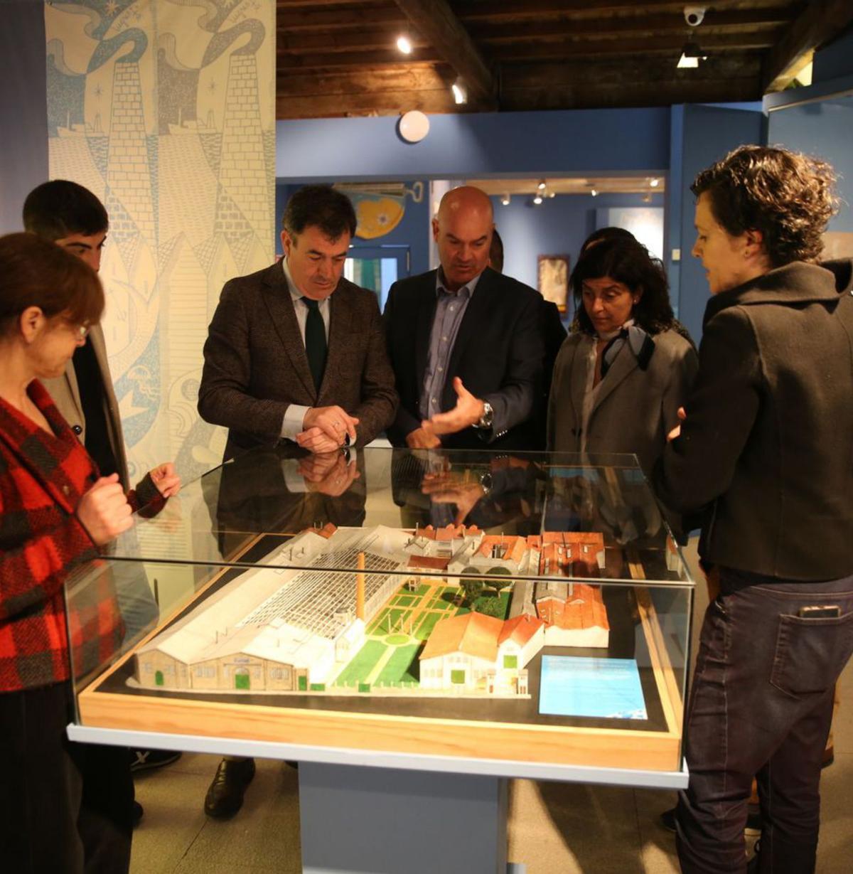 Un momento de la visita, observando una maqueta de la fábrica. | // S.Á.