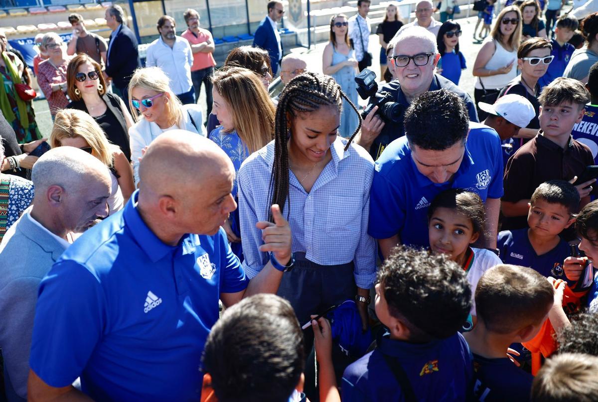 En imágenes | Salma Paralluelo ya da nombre al campo de fútbol de San José En imágenes | Salma Paralluelo ya da nombre al campo de fútbol de San José