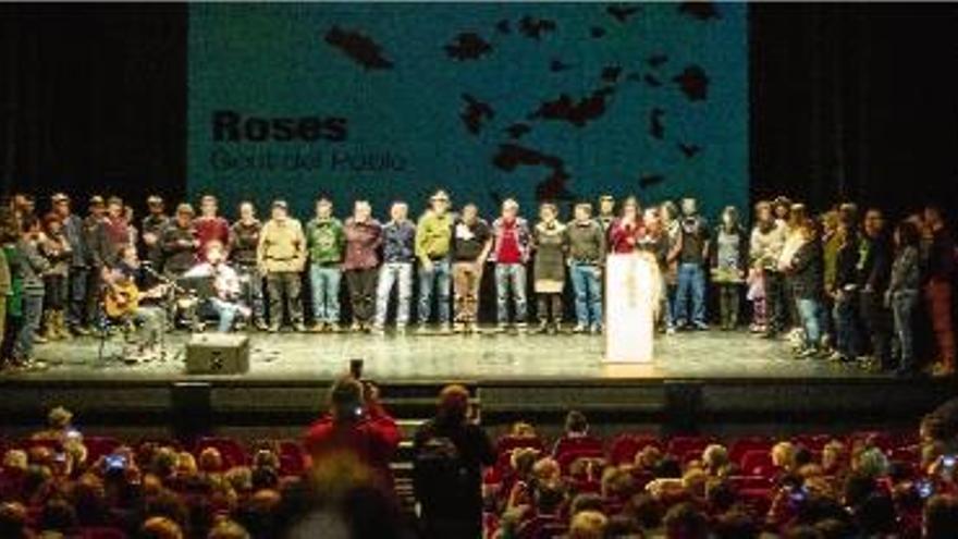 Els representants de les candidatures al final de l&#039;acte d&#039;ahir al Teatre El Jardí de Figueres.