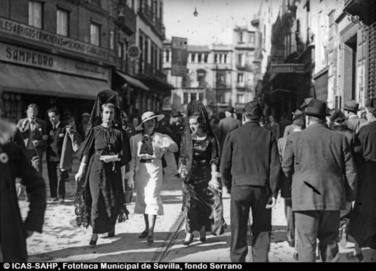 Jueves Santo de mantillas en la calle Velázquez. 1935-1936 Jueves Santo de mantillas en la calle Velázquez. 1935-1936