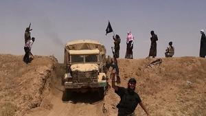 Imatge de combatents de l’Estat Islàmic a Iraq, a prop de la frontera siriana, feta pública en un compte gihadista de Twitter.