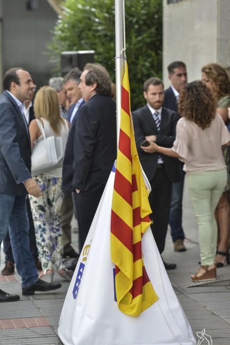 20/08/17.LAS PALMAS DE GRAN  CANARIA. El presidente del Gobierno de Canarias, Fernado Clavijo, izó la bandera de Cataluña por el atentado de Barcelona y Cambrils, frente a la sede de Presidencia en Las Palmas de Gran Canaria. FOTO: J. PÉREZ CURBELO