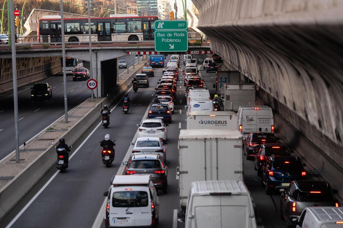 Tráfico intenso a la entrada de Barcelona por la Gran Via, cerca de Glòries