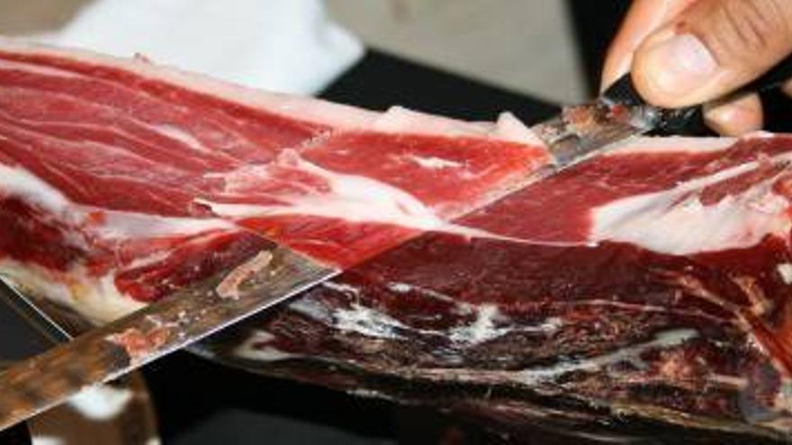 Un valenciano impone un nuevo récord Guinness tras 33 horas ininterrumpidas cortando jamón