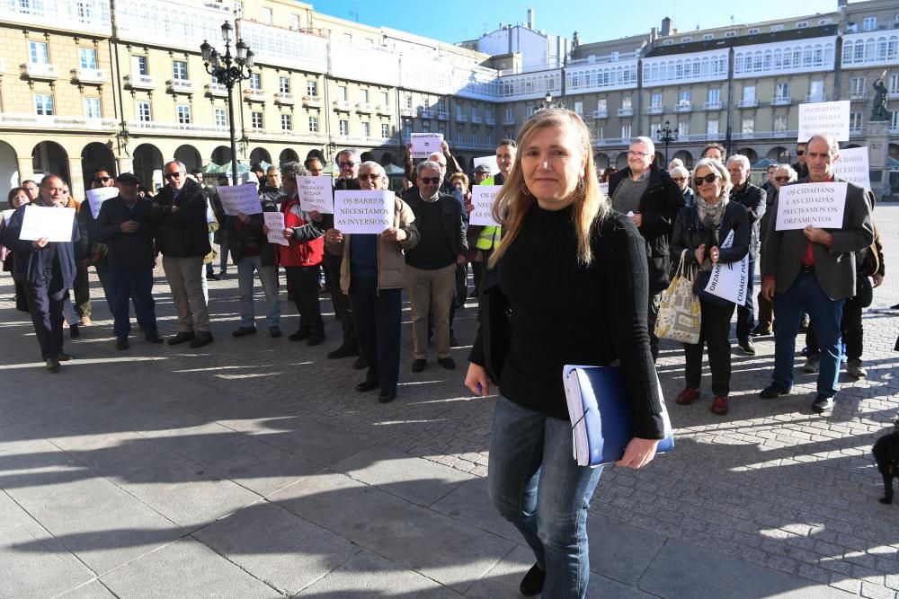 O Castrillón convoca a varias entidades y residentes a título individual antes del pleno para pedir a los grupos municipales que aprueben el presupuesto para este año.