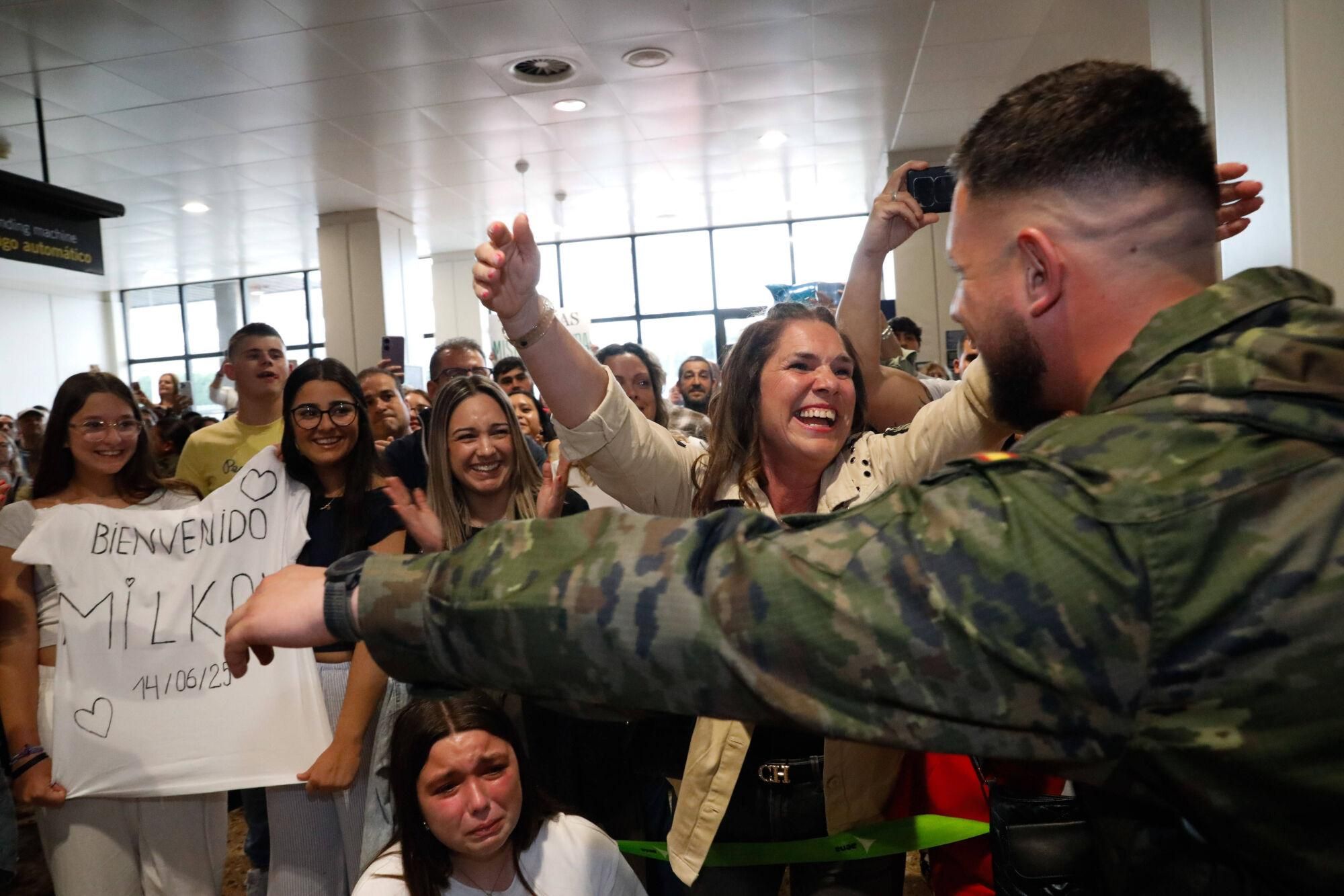 EN IMÁGENES: El regreso a Asturias en el aeropuerto del batallón "Toledo" tras meses en Eslovaquia