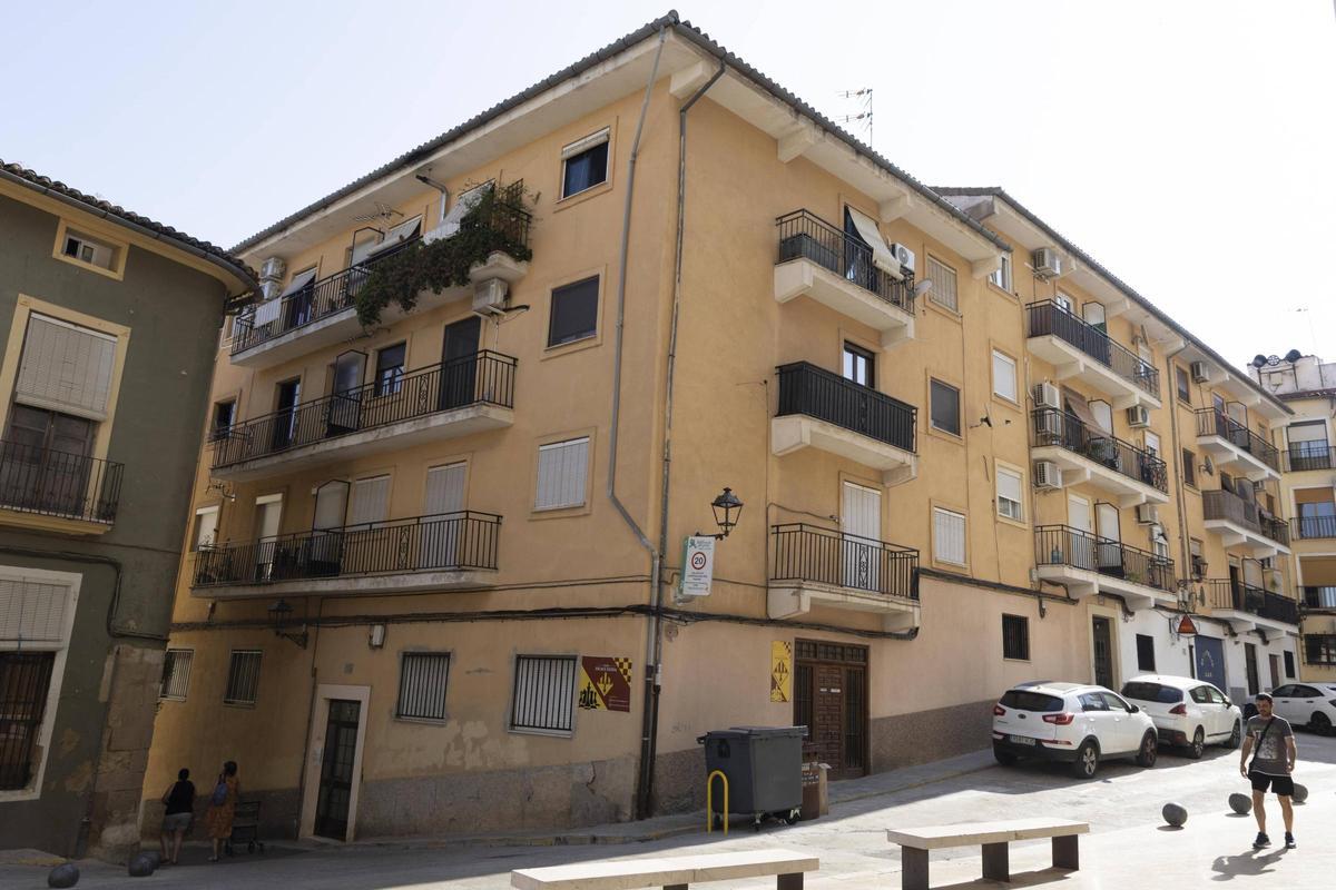 Los bajos del edificio tienen salida a las calles Abad Pla y Clérigos, junto a la Seu.