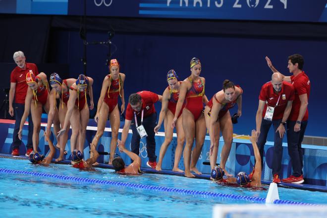 Las jugadoras españolas celebran la victoria ante Italia tras el partido de waterpolo de la ronda preliminar, grupo B, entre Italia y España, de los Juegos Olímpicos París 2024.