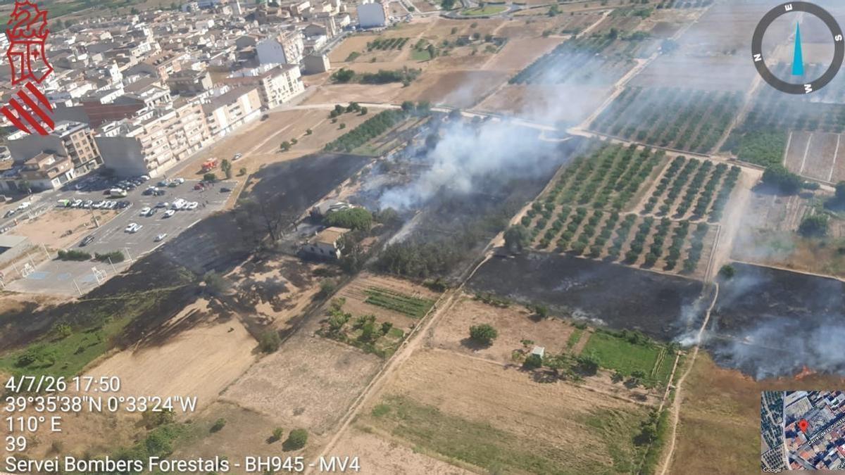 Incendio de vegetación en la Pobla de Vallbona.
